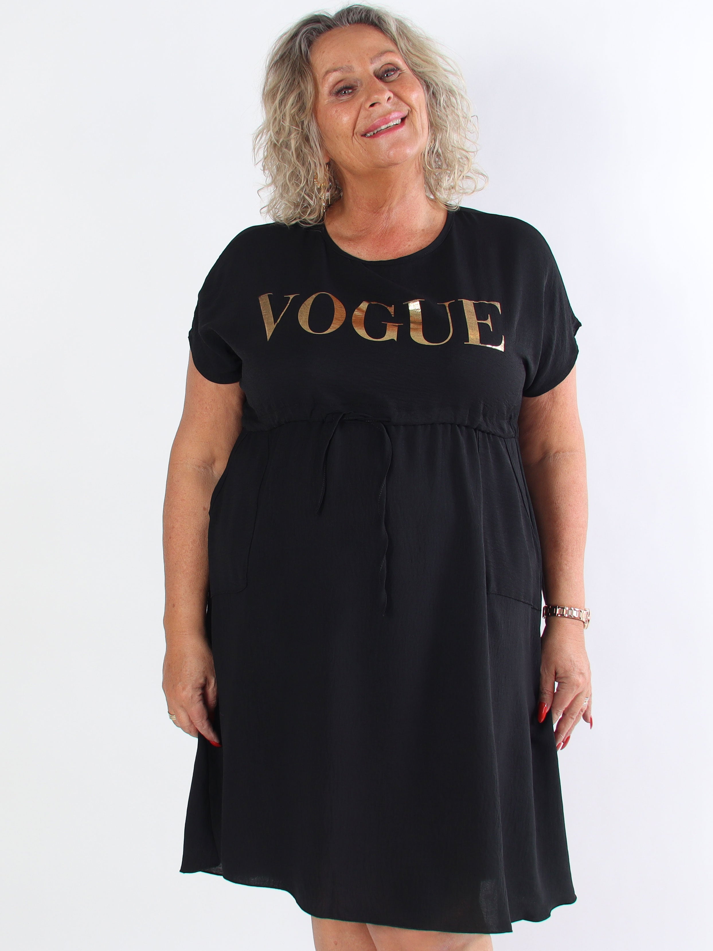 Ada - Söt klänning i plusstorlek med vogue över bröstet
